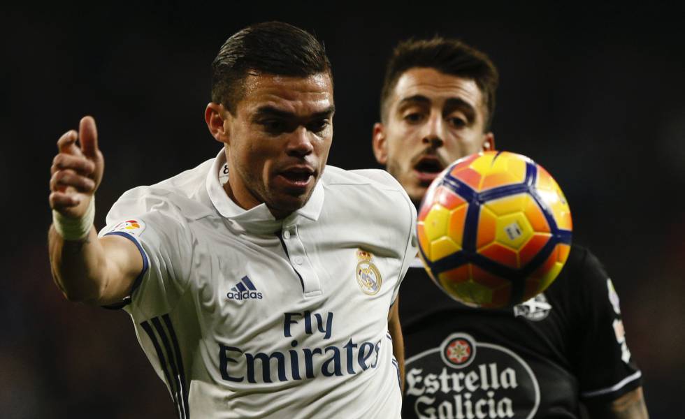 Pepe se lleva el balón ante Mato, del Dépor. Pepe se lleva el balón ante Mato, del Dépor.