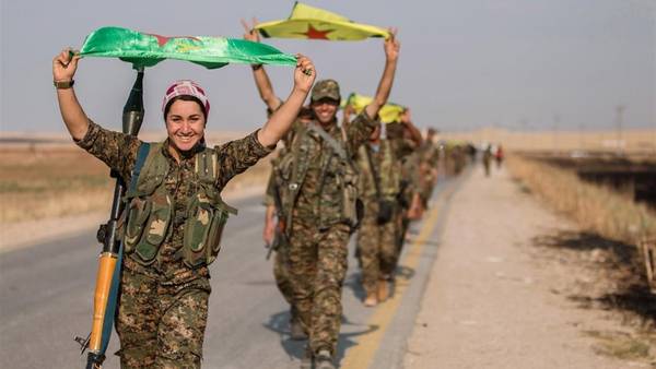 Combatientes Kurdos en Tel Abyad, en la gobernación de Raqqa (Reuters)