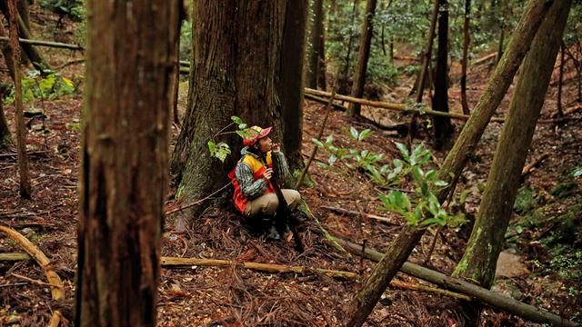 La cazadora Chiaki Kodama sopla su silbato llamador de ciervos en Oi, prefectura de Fukui