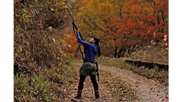 La cazadora Masami Hata dispara a un pato en Hakusan, prefectura de Ishikawa