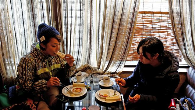 Las cazadoras Chiaki Kodama y Aoi Fukuno desayunan antes de su salida de caza en Oi, prefectura de Fukui