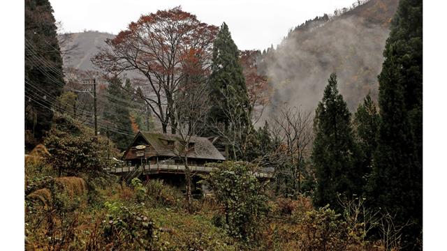 La niebla matutina se levanta en un coto de caza en Hakusan, prefectura de Ishikawa