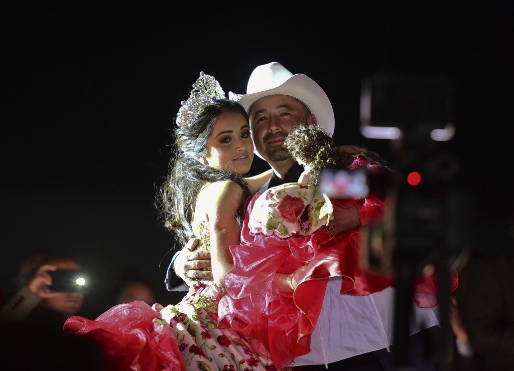 Rubí Ibarra y su padre, don Cresencio Ibarra, bailando durante los festejos (EFE)