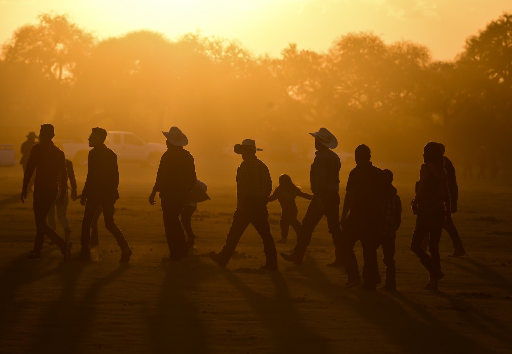 Las personas se acercan a la fiesta (AFP)