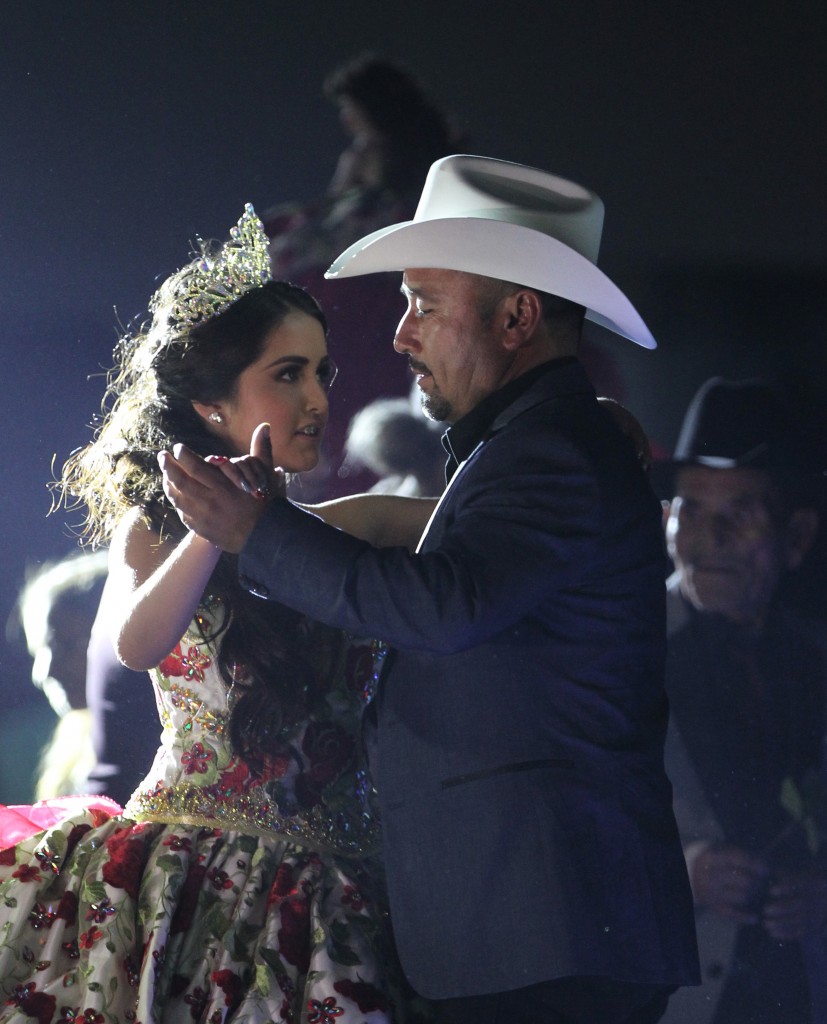Rubí y su padre durante un baile (EFE)