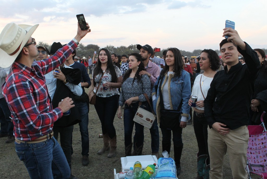 Nadie quiso perderse “Los XV” de Rubí(EFE)