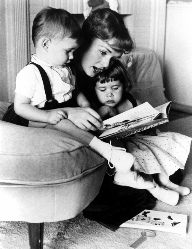 Carrie Fisher con su madre, Debbie Reynolds, y su hermano Todd, fotografiados en los años cincuenta. 