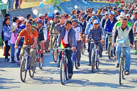 El presidente Evo Morales en una anterior caravana de ciclistas que participó en Cochabamba. 