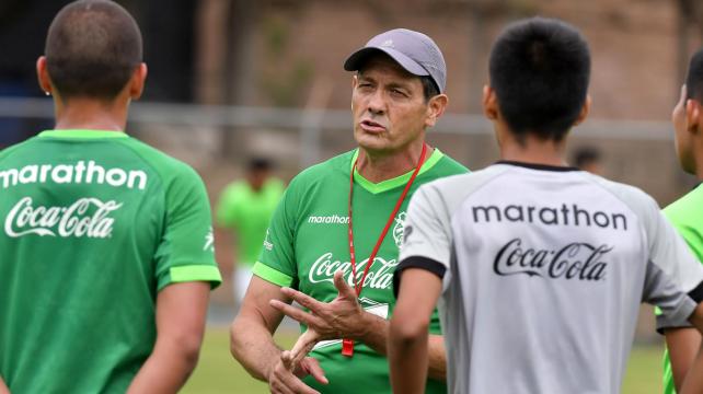 Mauricio Soria cumplió una práctica este martes con los sub-20 en el estadio de Tiquipaya. Foto. APG %image_alt%