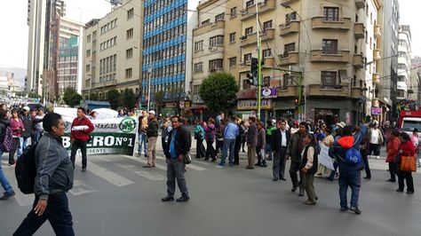 Trabajadores de la Caja Nacional de Salud (CNS) cumplieron este martes un paro de 24 horas