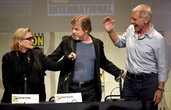 Carrie Fisher, Mark Hamill y Harrison Ford, con el que mantuvo un breve romance, en la Comic-Con de San Diego en 2015