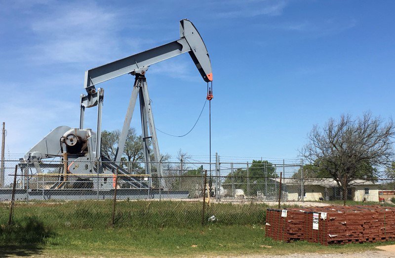 Una máquina de bombeo de petróleo en Velma, Oklahoma el 7 de abril de 2016. Los precios del petróleo ampliaban ganancias el miércoles en momentos en que operadores se volcaban de nuevo a los mercados afectados por el impacto inicial del referendo británico de la semana pasada en el que Reino Unido decidió abandonar la Unión Europea. REUTERS/Luc Cohen