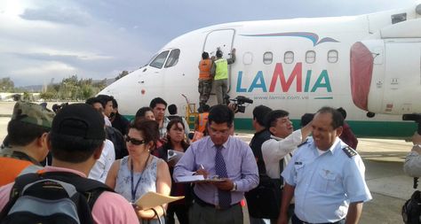 Una comisión de fiscales inspecciona los aviones de la empresa LaMia en el hangar de la FAB. Foto: Fernando Cartagera