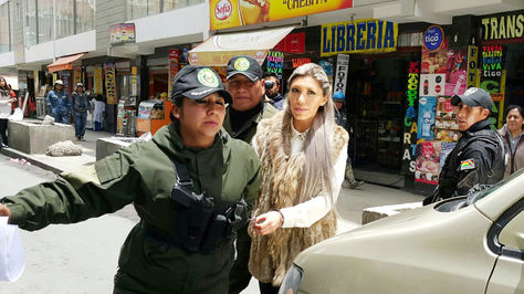 Gabriela Zapata sale de la audiencia de cesasión de detención preventiva este miércoles 28 de diciembre. Foto: Ángel Guarachi