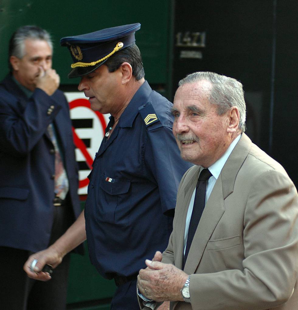 Gregorio Álvarez en 2007, citado a declarar ante la Justicia por delitos de lesa humanidad.