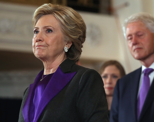Hillary Clinton arropada por su marido Bill y su hija Chelsea durante el discurso tras su derrota.