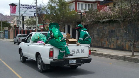 Trabajadores de La Paz Limpia recogen basura en una camioneta