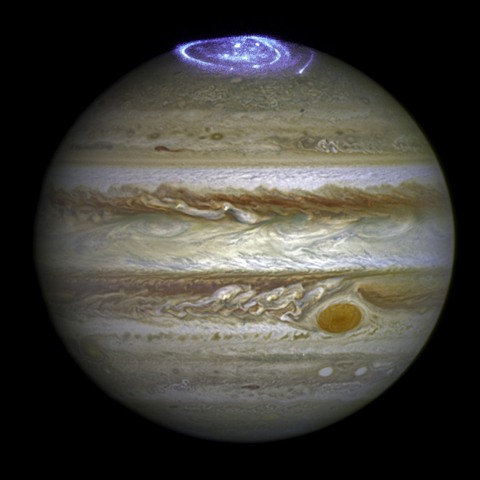Una aurora en el polo norte de Júpiter, realizada mezclando una foto de 2014 del telescopio espacial Hubble con otra realizada con luz ultravioleta (NASA/ESA)