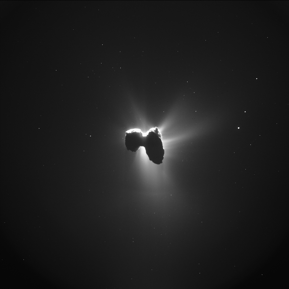 La cometa 67P/Churyumov-Gerasimenko fotografiada en marzo por la sonda espacial Rosetta de ESA que estuvo orbitando alrededor de la cometa durante dos años, tras un viaje interplanetario de 12 años (ESA)