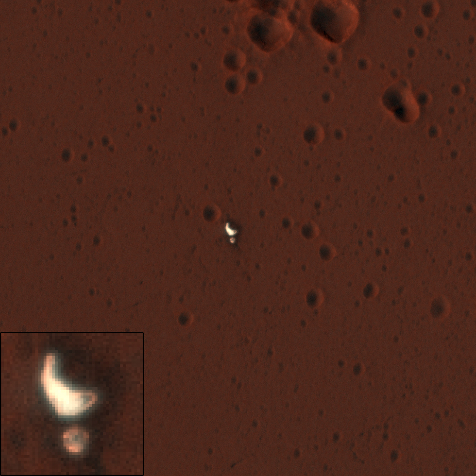 El paracaídas y la protección de Schiaparelli en Marte el 1 de noviembre, algunos días después de estrellarse sobre la superficie de Marte (NASA)
