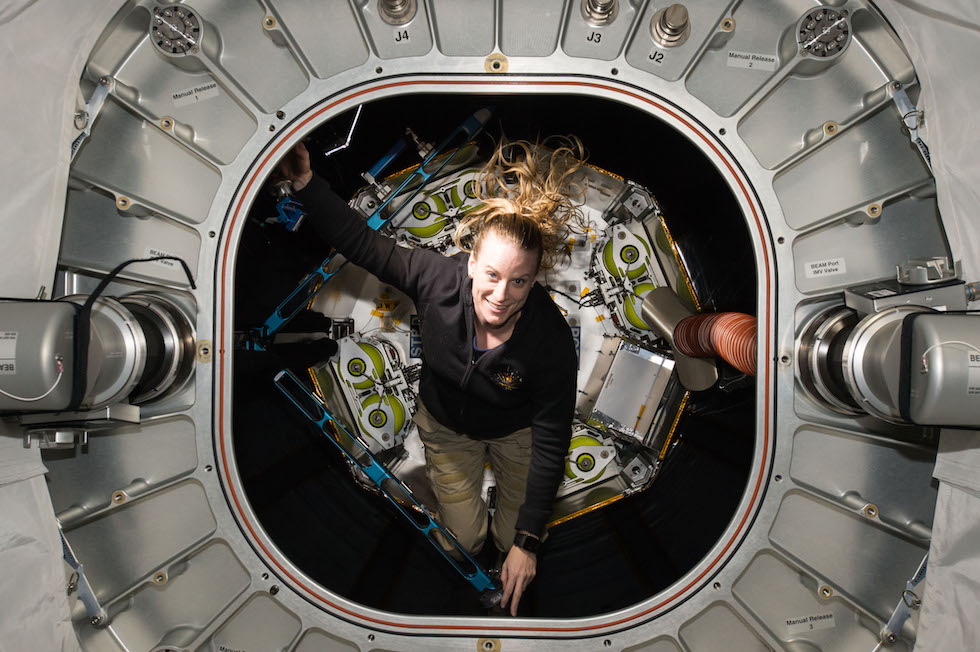 La astronauta estadounidense Kate Rubins inspecciona el modulo inflable BEAM (Bigelow Aerospace Expandable Activity Module) testado por primera vez en septiembre en la Estación Espacial Internacional y que será un importante recurso para las exploraciones espaciales futuras (NASA)