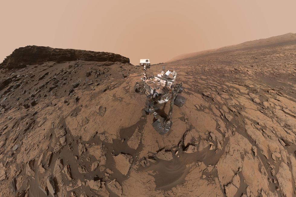 Un autorretrato del rover Curiosity cerca de Aeolis Mons en Marte. La imagen fue obtenida juntando 60 fotos de la cámara ubicada sobre el brazo robotico del rover (NASA)
