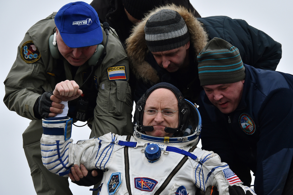 El astronauta estadounidense Scott Kelly en su regreso al planeta Tierra el 2 de marzo, tras pasar 340 días sobre la Estación Espacial Internacional (Krill Kudryavtsev/Pool Photo via AP)