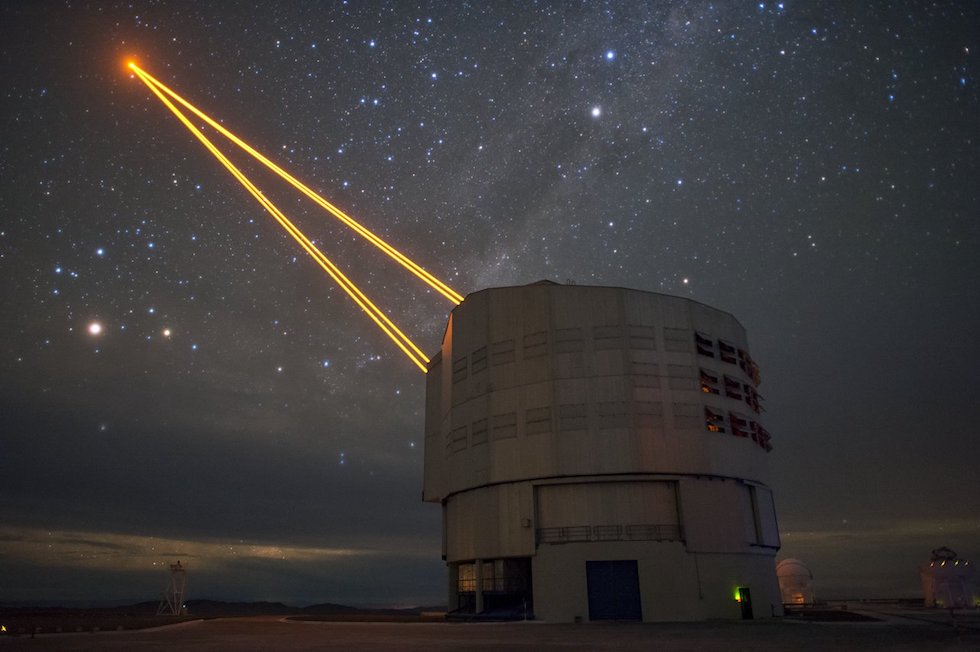 Una imagen del VLT (Very Large Telescope) de ESO (European Organisation for Astronomical Research in the Southern Hemisphere) y sus cuatro potentes láseres en Paranal, Chile (ESO)