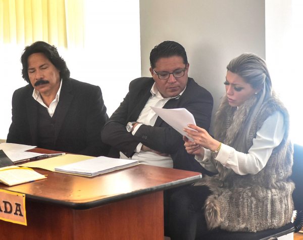 GABRIELA ZAPATA JUNTO A SUS ABOGADOS EN AUDIENCIA DE CESACIÓN DE DETENCIÓN.