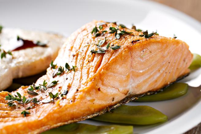 El pescado azul como el salmón es especialmente rico en ácidos grasos omega-3