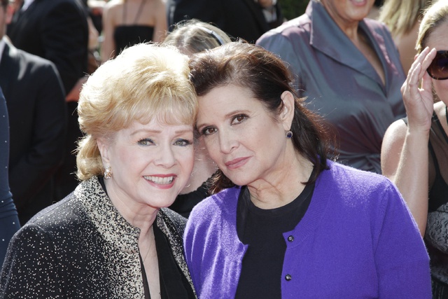 Debbie Reynolds junto a su hija, Carrie Fisher, en los Daytime Emmy de 2011. 