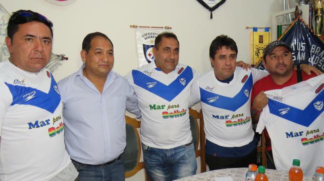 Julio Alberto Zamora (centro) junto a la dirigencia de los santos. Foto: Etzhel Llanque %image_alt%