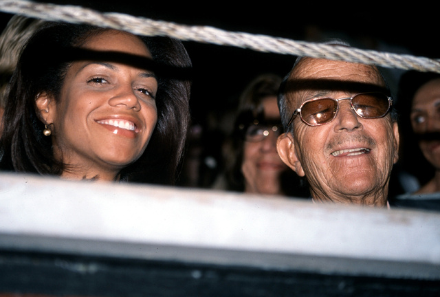 Julio Iglesias Puga junto a su esposa Ronna Keitt en 2001. 