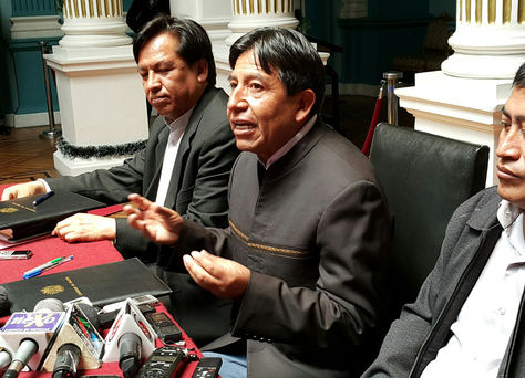 El canciller David Choquehuanca (centro) junto al secretario General de Defensa del Silala, René Martínez. Foto: La Razón 