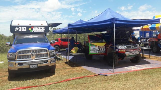 El equipo de 'Happy' Peredo en el parqueo. Foto: Prensa Happy Peredo %image_alt%