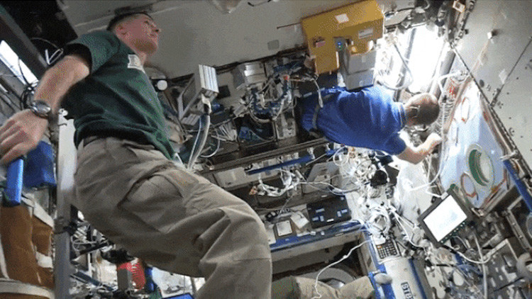Los tripulantes de la EEI 'detienen el tiempo' en un espectacular video