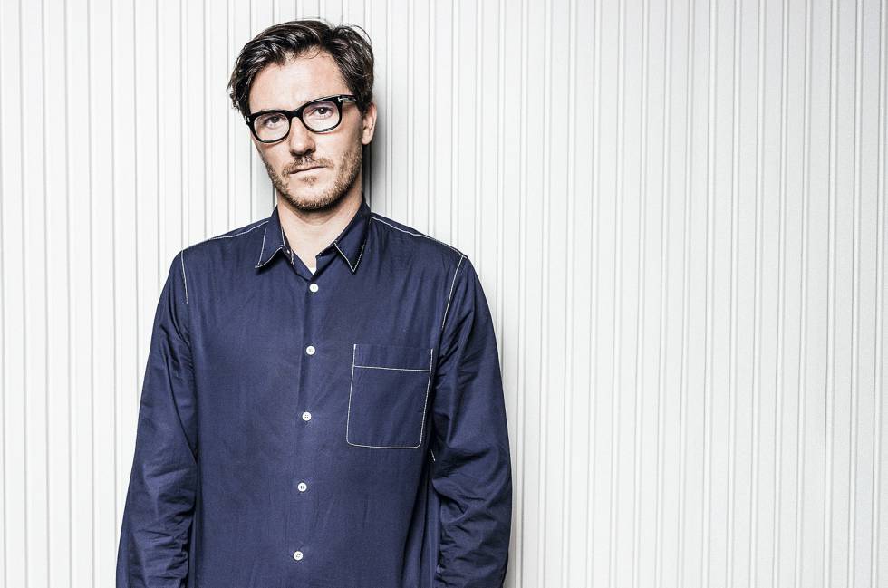 Roger Gual posa como si estuviera en una rueda de reconocimiento, aunque a diferencia de los personajes de ‘7 años’, no está dispuesto a ir a la cárcel por dinero. Roger Gual posa como si estuviera en una rueda de reconocimiento, aunque a diferencia de los personajes de ‘7 años’, no está dispuesto a ir a la cárcel por dinero.