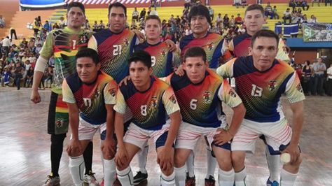 El presidente Evo Morales retornó a jugar a las canchas