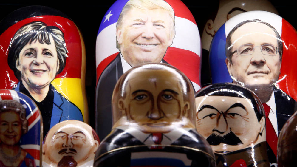 Foto: Matrioskas con las caras de Donald Trump, Angela Merkel, François Hollande y Vladímir Putin, entre otros líderes políticos, en venta en una tienda de Moscú (Reuters)