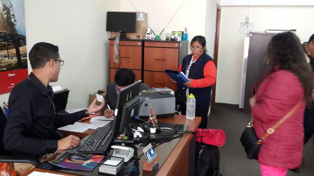 Los periodistas recogen sus credenciales para la cobertura del Dakar 2017. Foto: Etzhel A. Llanque %image_alt%