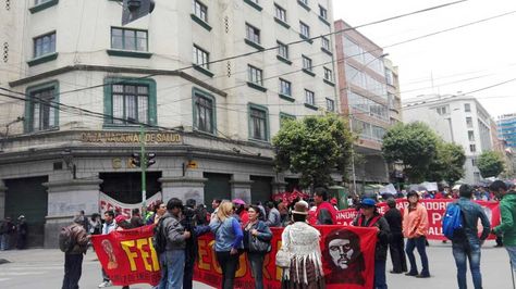 Marcha de los trabajadores de la Caja Nacional de Salud (CNS) durante el paro de 48 horas.