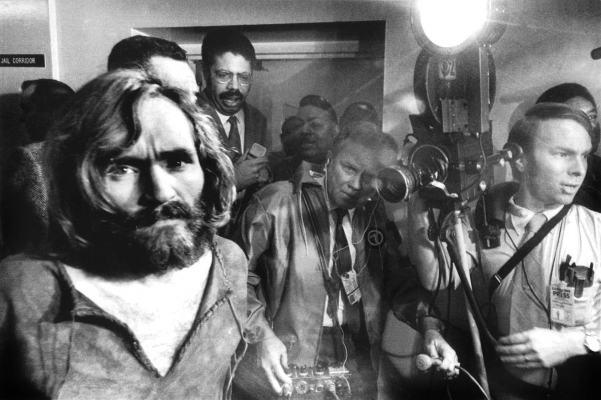 Manson, asediado por los medios en el juicio.