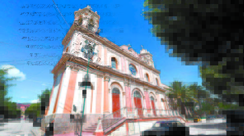 Catedral. El frontis de Nuestra Señora de la Candelaria, uno de los puntos más visitados en la ciudad de Tupiza. Fotos, Wara Vargas. 