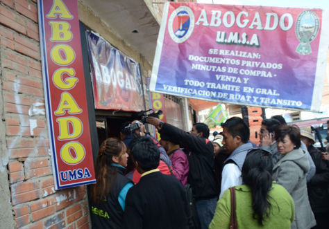El operativo en oficinas de oabogados en la feria de la 16 de Julio en El Alto.