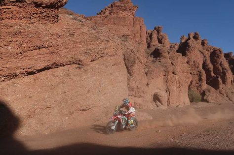 El español Joan Barreda Bort conduce su motocicleta Honda, durante la tercera etapa del Rally Dakar 2017.