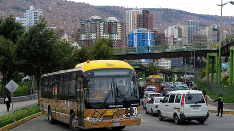 Un bus PumaKatari durante su recorriedo. Foto: La Razón 
