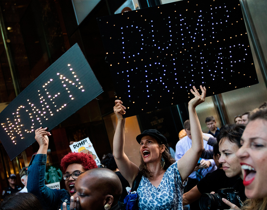 Un grupo de mujeres protesta delante de la torre Trump, en Manhattan.