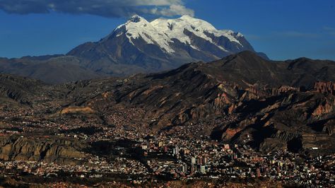 Un paisaje de postal de la ciudad de La Paz, con el nevado Illimani al fondo.