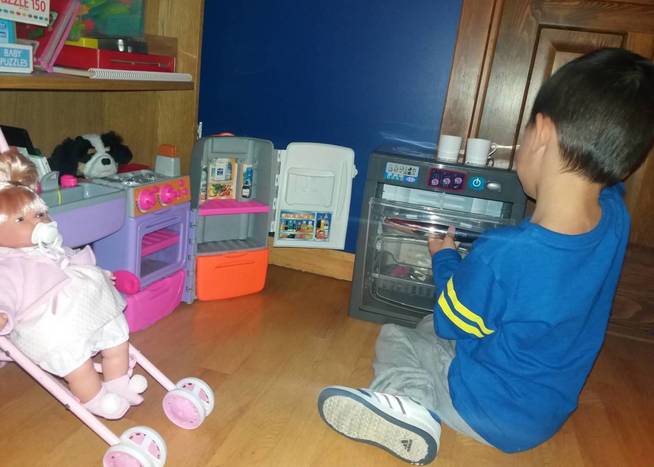 El hijo de Mónica juega con sus cocinas en la habitación. (M. A.)
