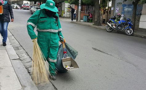 Una trabajadora de la empresa La Paz Limpia en plena labor en el centro de ciudad. Foto. La Razón